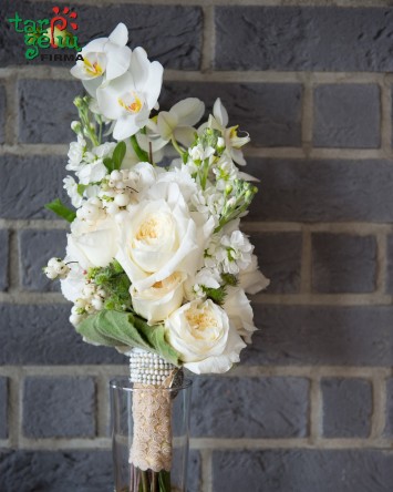 Puokštė iš rožių ir orchidėjų