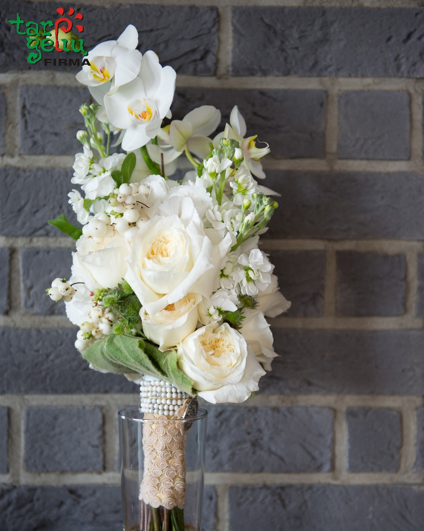 Puokštė iš rožių ir orchidėjų