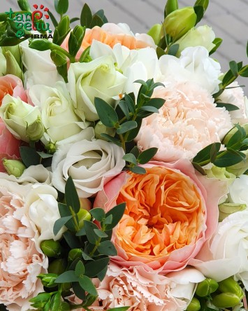 Kreminių rožių puokštė